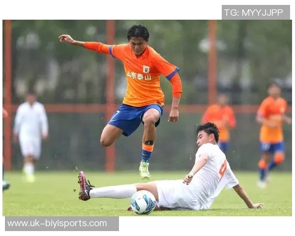 激烈对抗引发热议足球赛中明星球员表现抢眼助力球队胜利