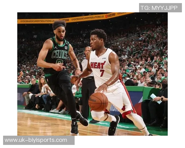 裁判的哨声背后:一位足球裁判的心路历程与赛场故事 裁判的哨声背后:一位足球裁判的心路历程与赛场故事