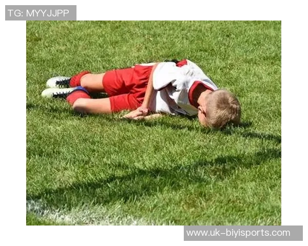 足球比赛中运动员受伤瞬间的真实记录与背后的故事分析